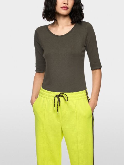 Оливкова футболка MARC CAIN з бавовни: фото 2 - Invogue