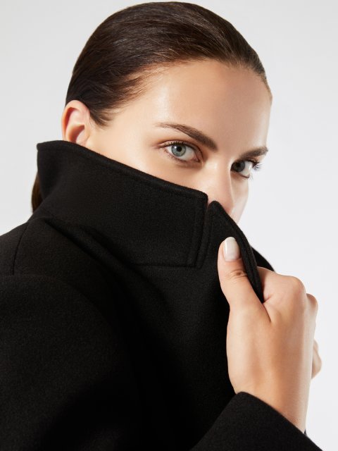 Черное пальто Persona из эластичного трикотажа: фото 3 - Invogue