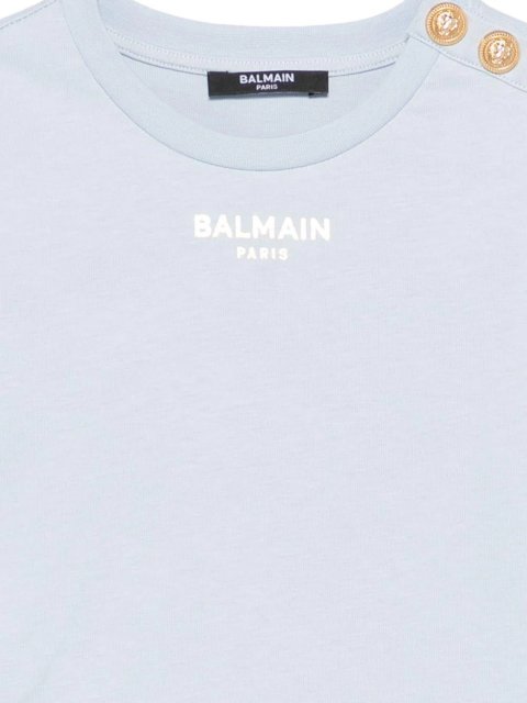 Блакитна футболка із золотистими ґудзиками Balmain з бавовни: фото 2 - Invogue