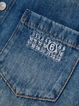 Синий джинсовый костюм MM6 Maison Margiela из рубашки и шорт: фото 5 - Invogue