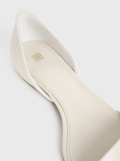 Белые туфли TOTEME из лакированной кожи: фото 4 - Invogue