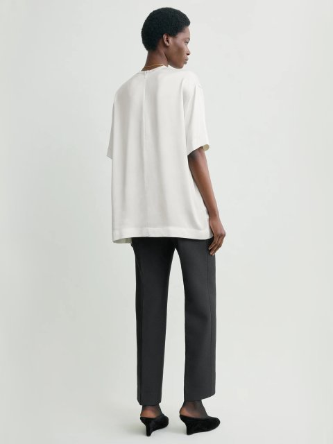 Белая футболка TOTEME из атласа: фото 4 - Invogue