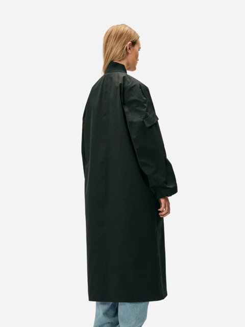 Черное пальто Ganni свободного кроя: фото 2 - Invogue