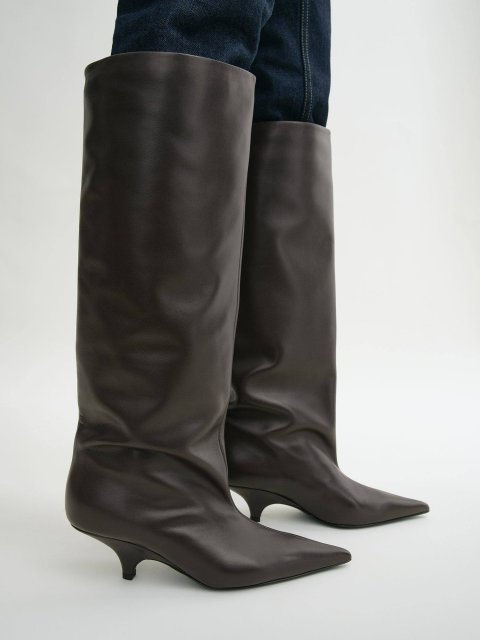 Коричневые сапоги Totême на танкетке: фото 1 - Invogue