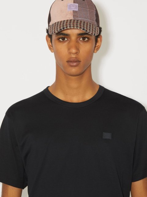 Черная футболка Acne Studios с нашивкой логотипа: фото 3 - Invogue