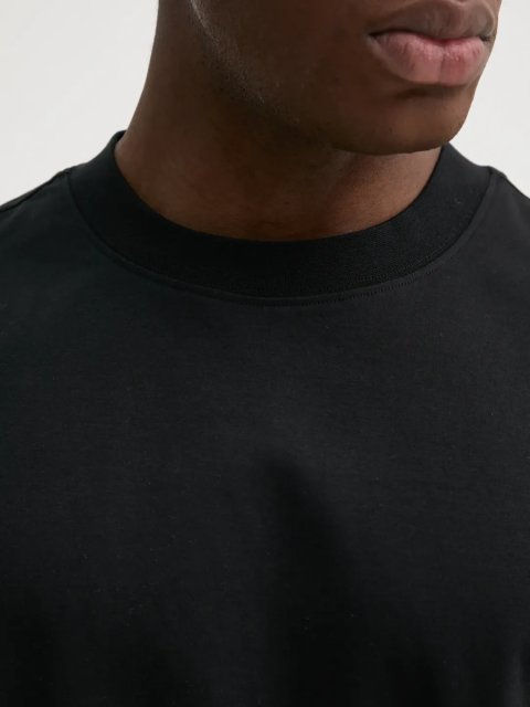 Черная футболка BOSS с длинными рукавами: фото 4 - Invogue