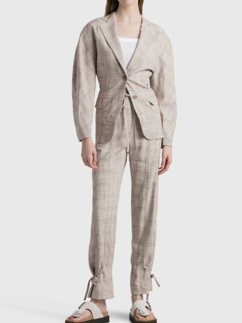 Бежевые брюки Acne Studios с завязками: фото 4 - Invogue