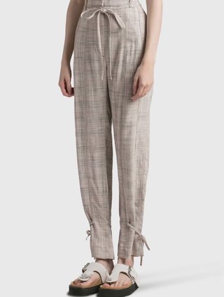 Бежевые брюки Acne Studios с завязками: фото 3 - Invogue