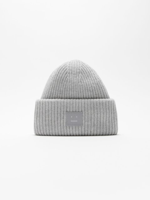 Серая шапка Acne Studios с логотипом: фото - Invogue