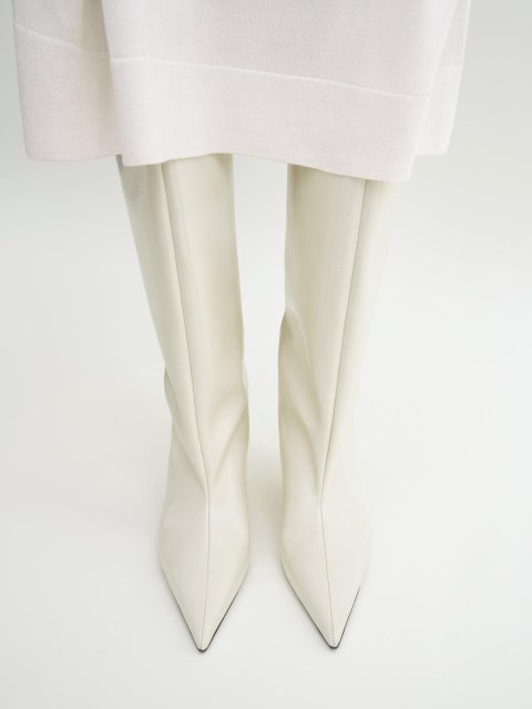 Кремовые сапоги Totême на танкетке: фото 4 - Invogue