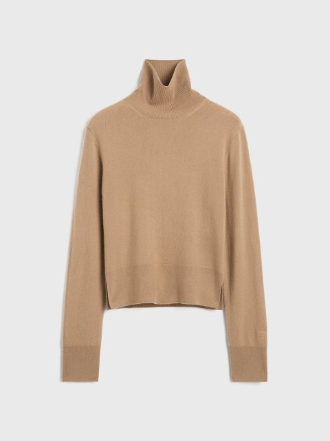 Бежевий светр Totême з високим коміром: фото - Invogue