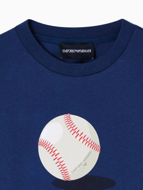 Футболка з бавовни з бейсбольним принтом Emporio Armani Kids: фото 1 - Invogue