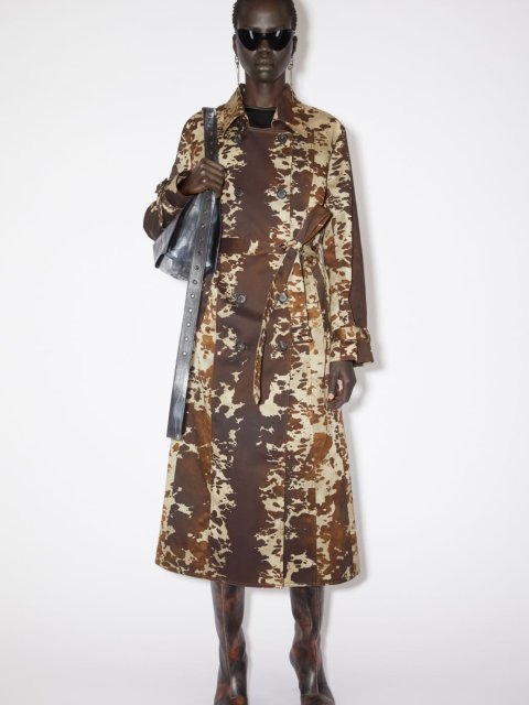 Коричневий тренч Acne Studios з принтом: фото 1 - Invogue