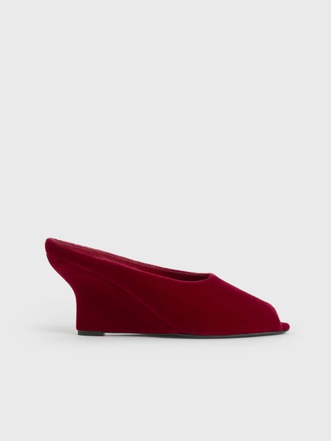 Червоні мюлі TOTEME на танкетці: фото - Invogue