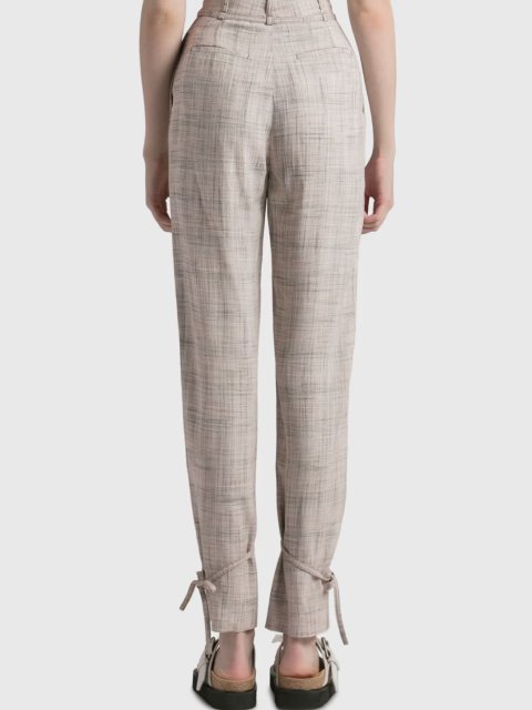 Бежевые брюки Acne Studios с завязками: фото 2 - Invogue