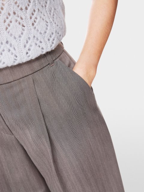 Светло-серые брюки MARC CAIN широкого кроя: фото 4 - Invogue