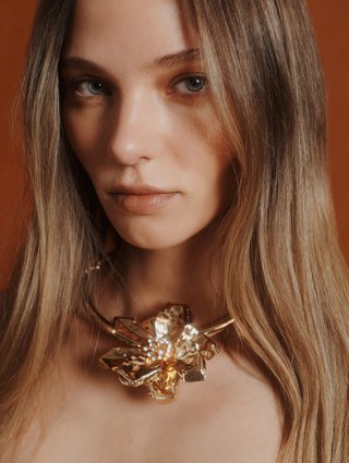 Колье золотистого цвета Marella из металла и стекла: фото 1 - Invogue