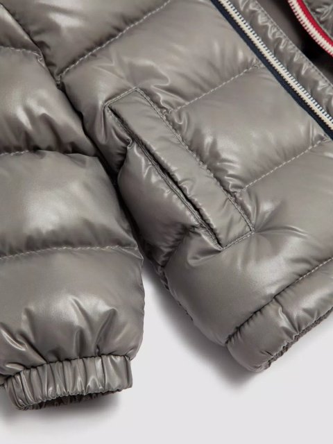 Сіра куртка Moncler з капюшоном: фото 3 - Invogue