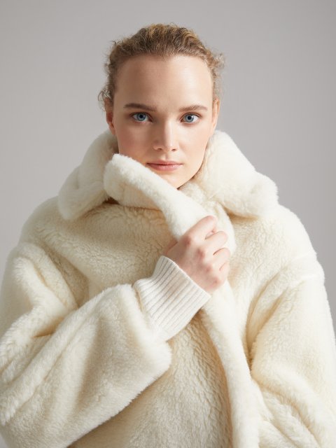 Белое пальто Max Mara из шерсти альпаки: фото 4 - Invogue