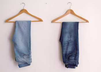 Тренды женских джинсов 2025: стильные модели и советы по выбору: фото - Invogue