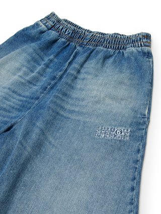 Синий джинсовый костюм MM6 Maison Margiela из рубашки и шорт: фото 4 - Invogue