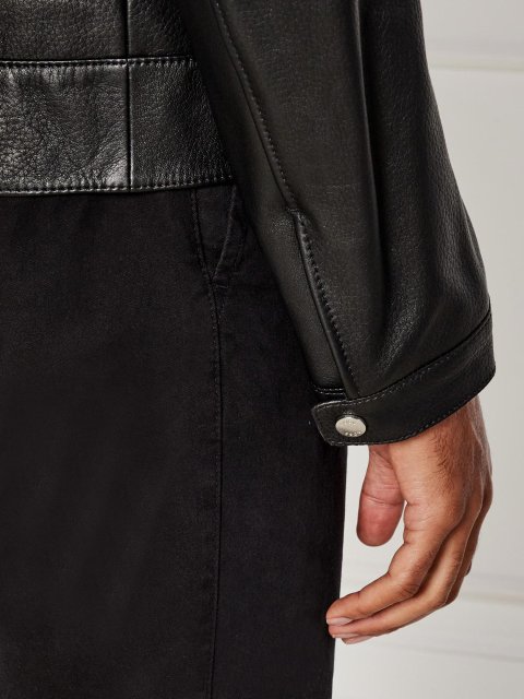 Чёрная куртка кожа BOSS из кожи: фото 4 - Invogue