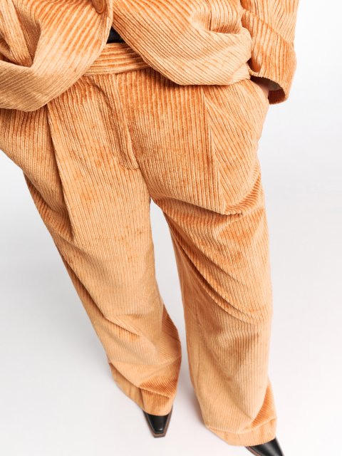 Золотистые брюки Dorothee Schumacher из вельвета: фото 2 - Invogue