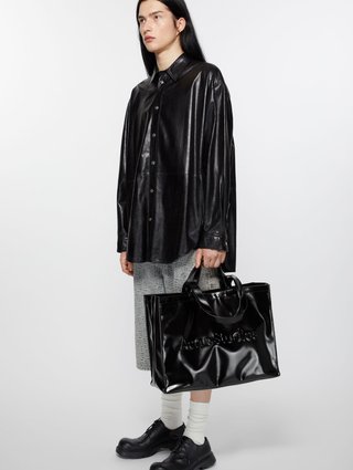 Черная сумка Acne Studios с логотипом: фото 3 - Invogue