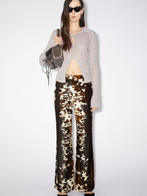 Коричневі брюки Acne Studios з принтом: фото 1 - Invogue