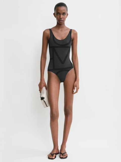 Черный купальник Totême с монограммой: фото 1 - Invogue