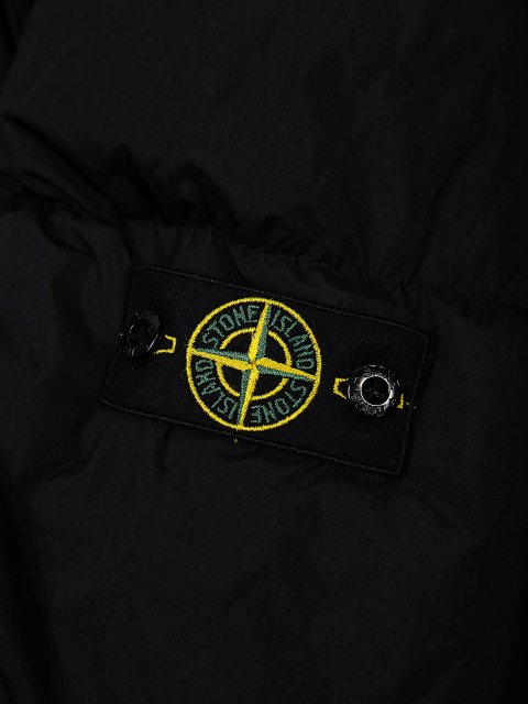 Чорна куртка Stone Island стьобана: фото 2 - Invogue