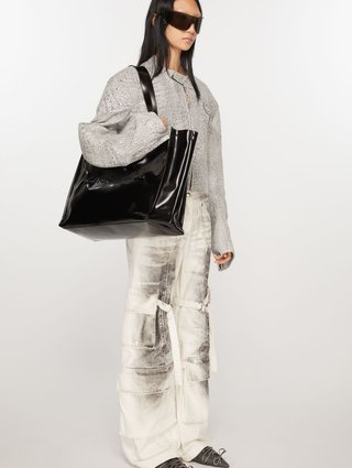 Черная сумка Acne Studios с логотипом: фото 1 - Invogue