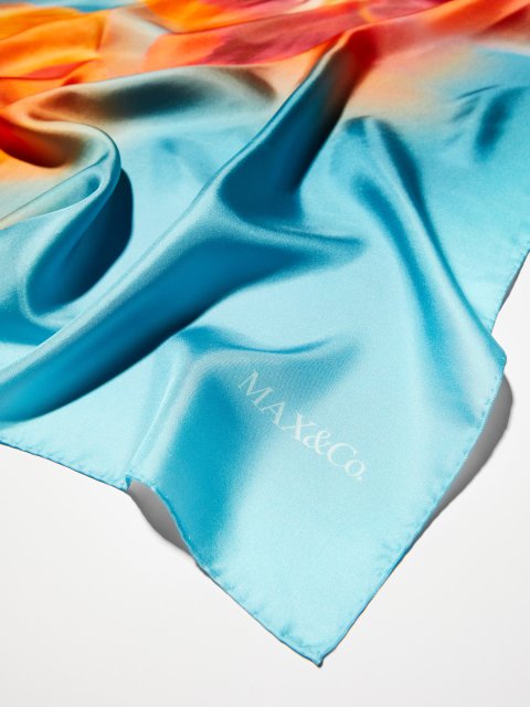 Блакитна хустка MAX&CO шовкова: фото 3 - Invogue