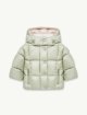 Світло-зелений пуховик MONCLER зі знімним капюшоном: фото - Invogue