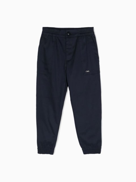 Синие брюки EMPORIO ARMANI с металлической эмблемой: фото - Invogue