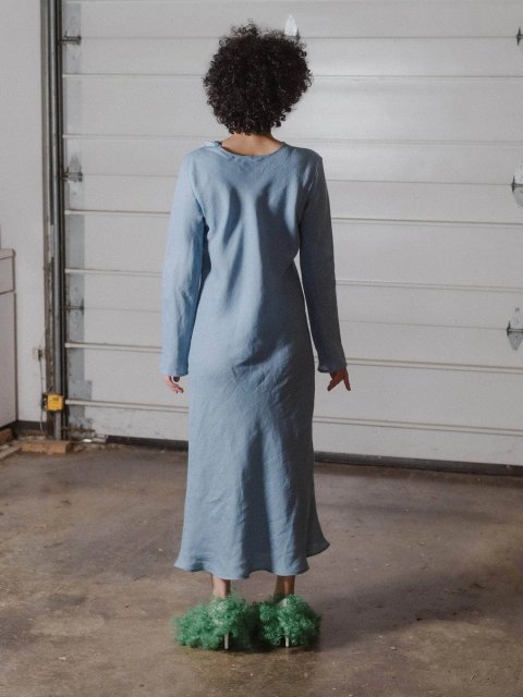 Блакитна сукня Baserange з льону: фото 2 - Invogue