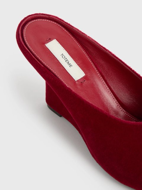 Червоні мюлі TOTEME на танкетці: фото 6 - Invogue