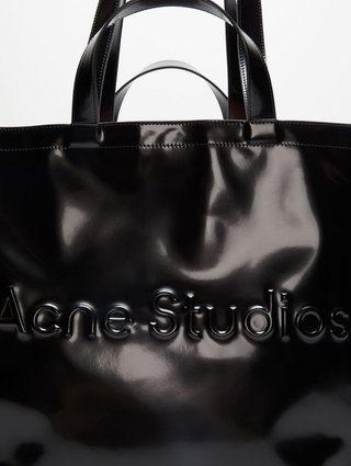 Черная сумка Acne Studios с логотипом: фото 5 - Invogue