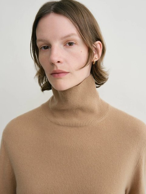 Бежевий светр Totême з високим коміром: фото 4 - Invogue