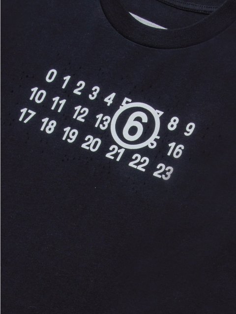 Черная футболка MM6 KID с контрастным принтом: фото 2 - Invogue