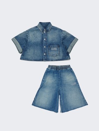 Синий джинсовый костюм MM6 Maison Margiela из рубашки и шорт: фото - Invogue
